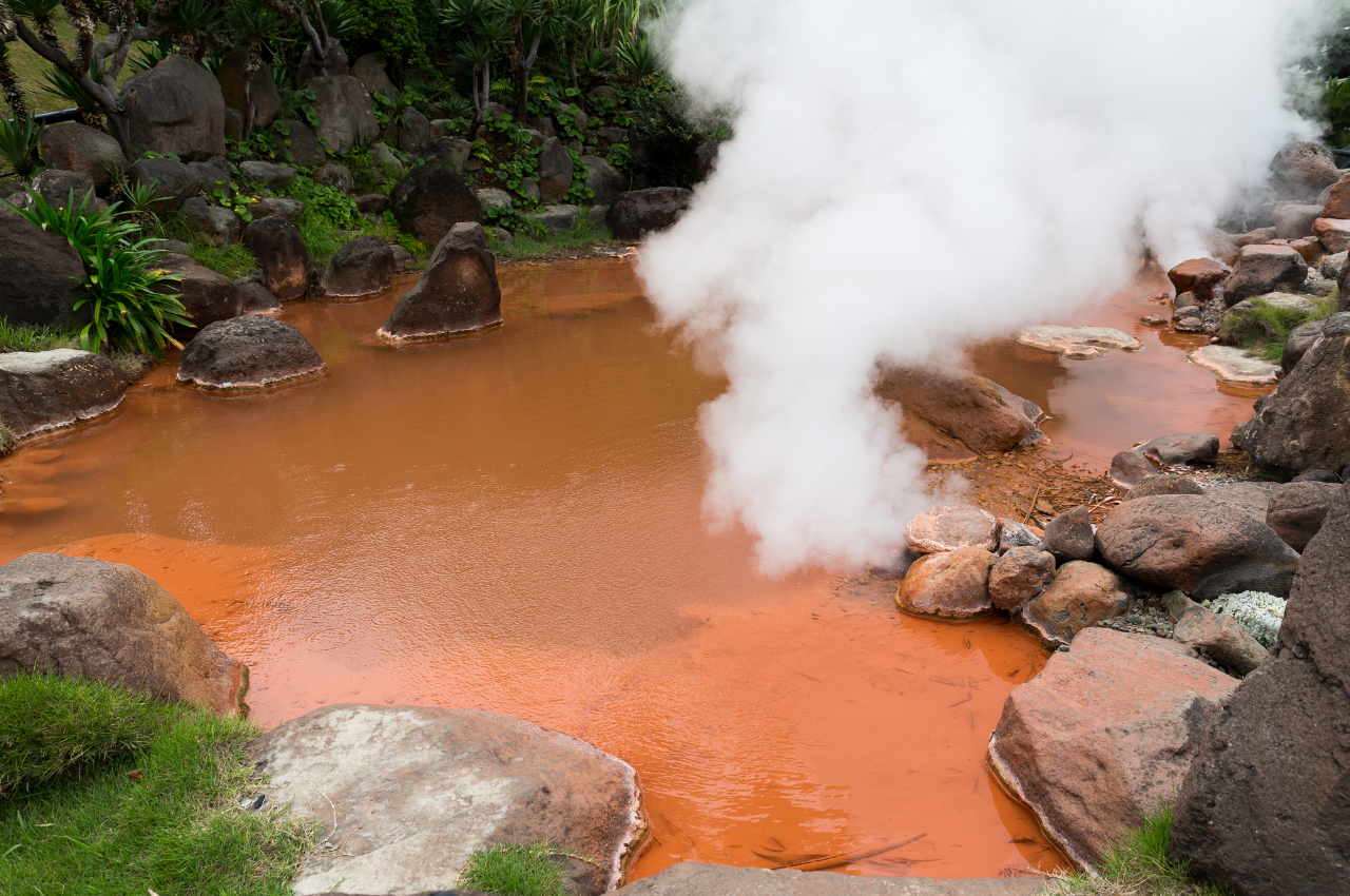 含鐵泉接觸空氣後會產生酸化現象變成紅色或茶褐色，不是池水壞掉了唷！
